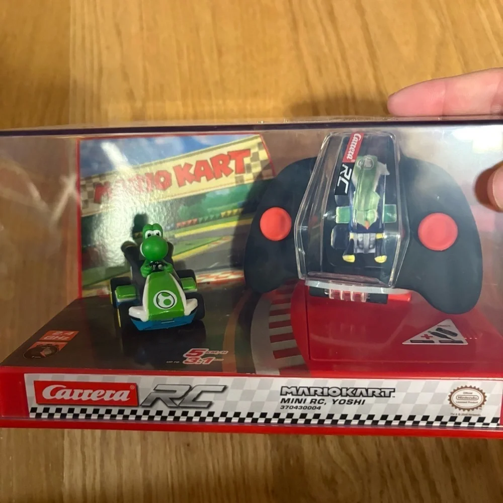 Carrera RC Nintendo Mario Kart - Yoshi 2.4 GHz Mini Remote Control Car NEW